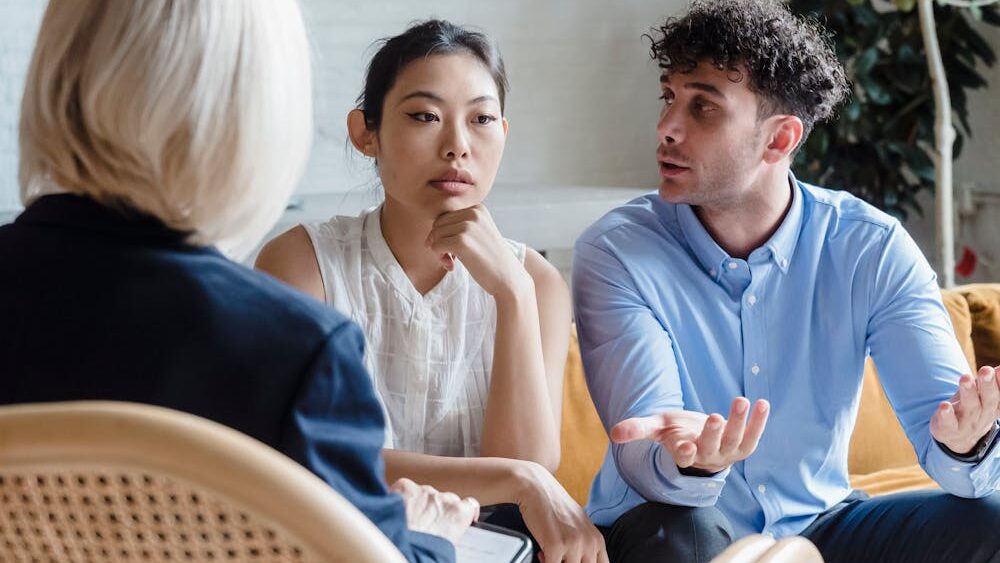 Ein Paar sitzt in der Paartherapie