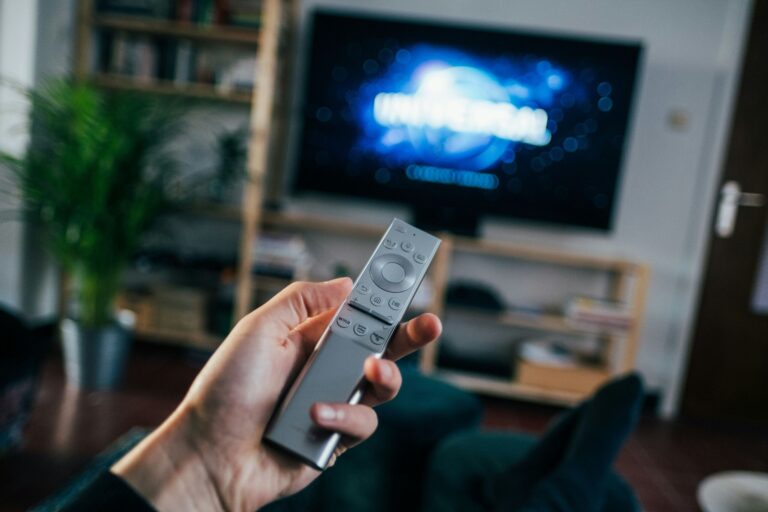 jonas-leupe-dZmNJKFDuVI-unsplash-fernseher